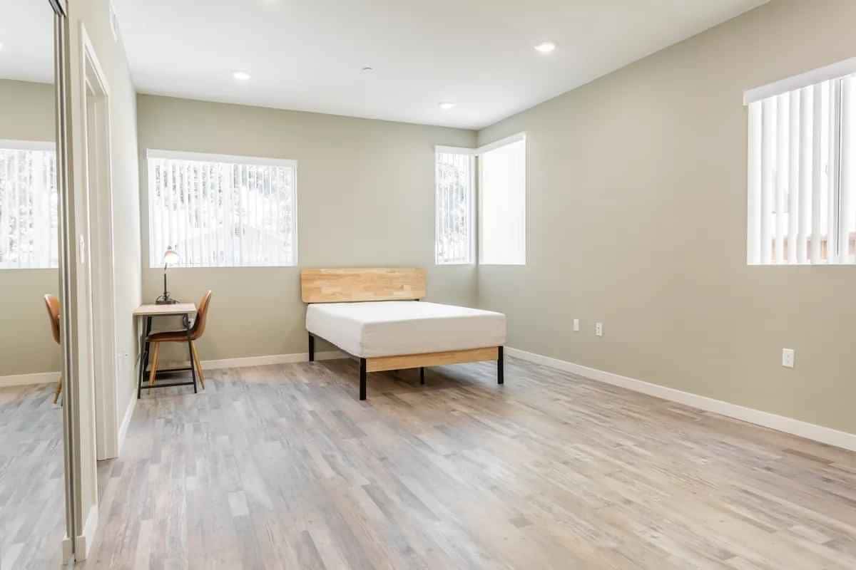 1238 W 37th Pl, Los Angeles - 1