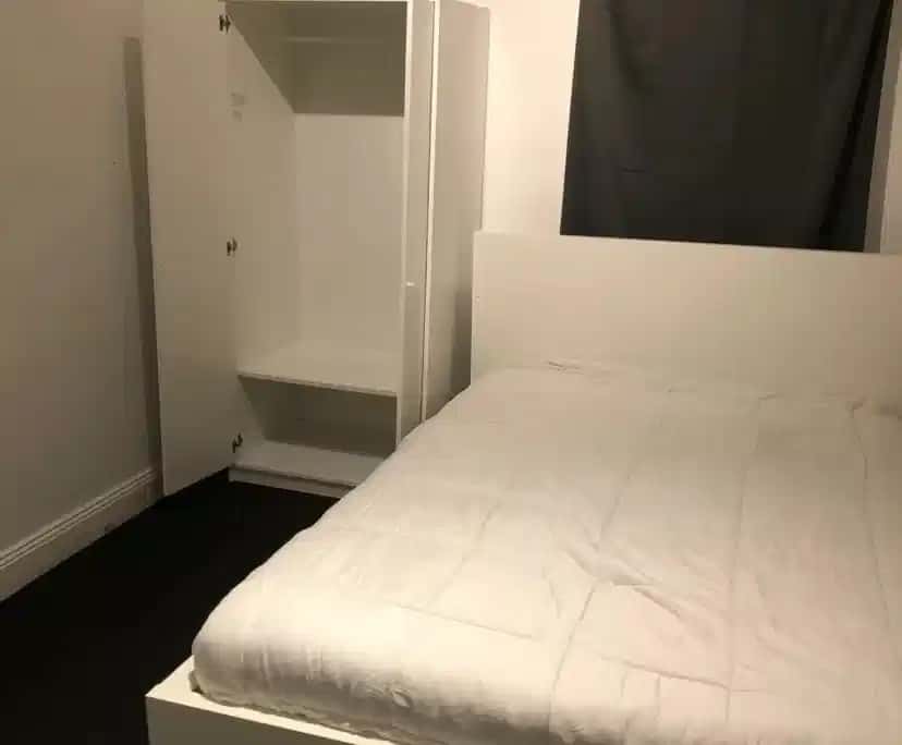 Room in a 6 Bedroom Apartment, 323 Cleveland Street, Surry Hills, Sydney 2010 - 2