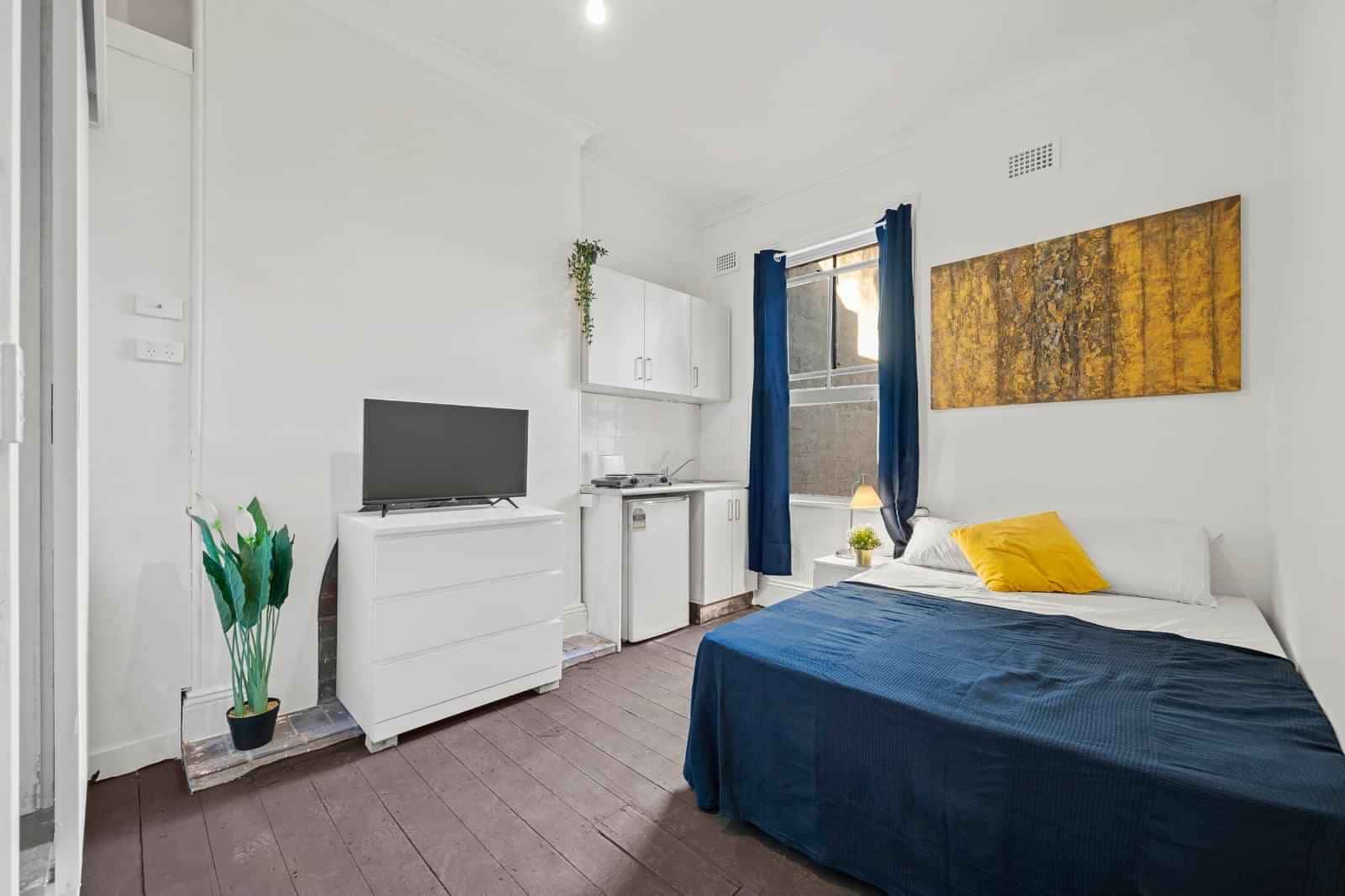 Room in a 8 Bedroom Apartment, 19 Craigend, Darlinghurst, Sydney - 1