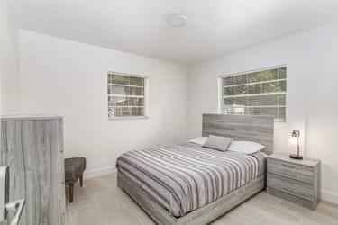 Room in a 8 Bedroom Apartment, 32216 (3854) - 1