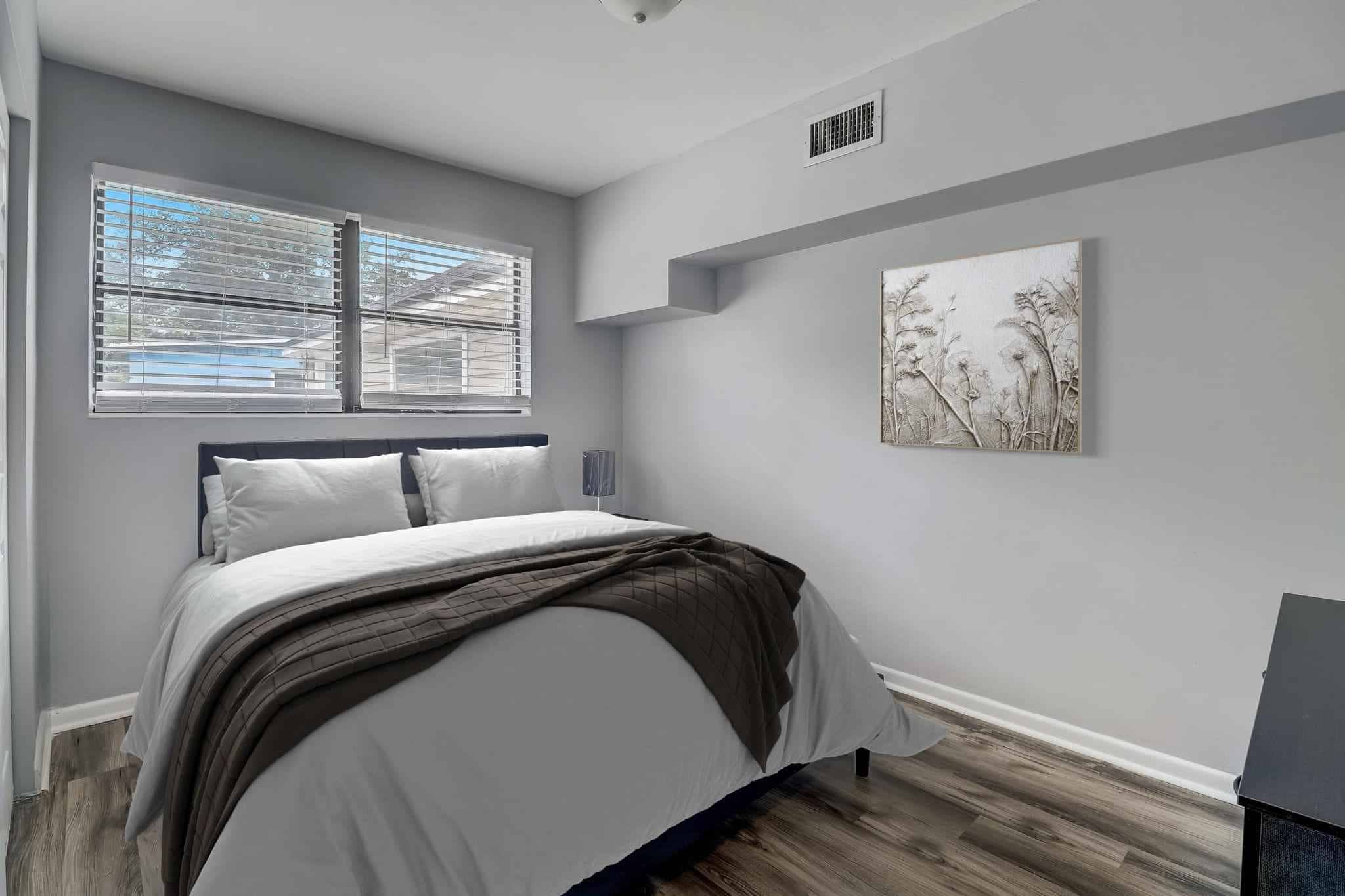 Room in a 8 Bedroom Apartment, FL 32221 (4036) - 1