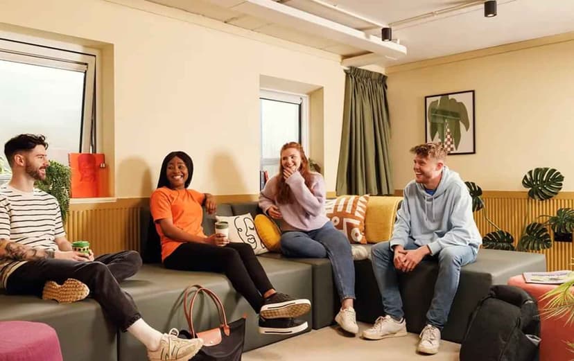 On Campus Station Court, London - View 2