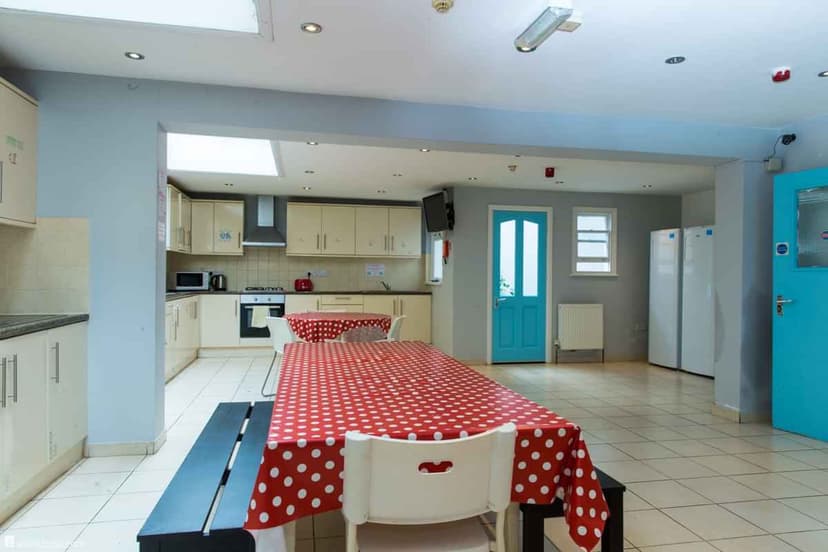 On Campus Raleigh House, London - View 3