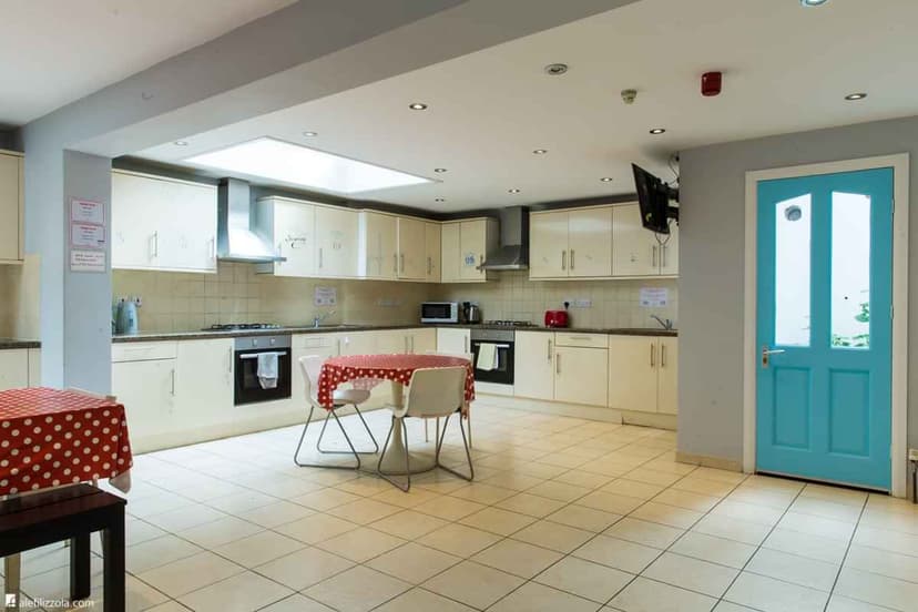 On Campus Raleigh House, London - View 4