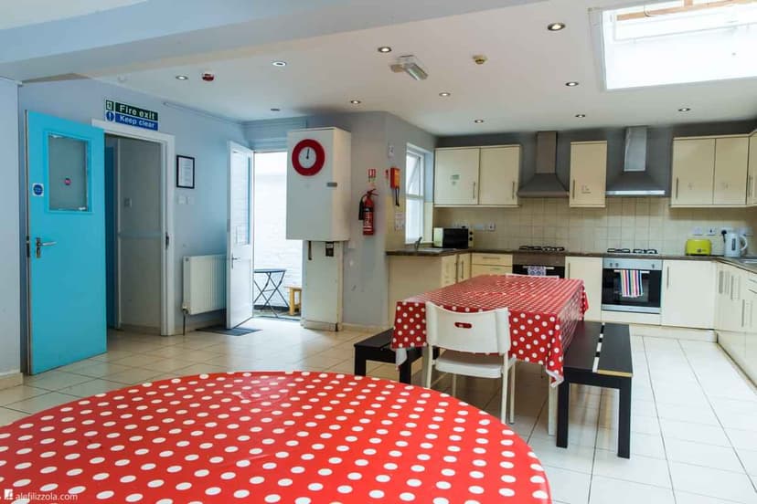 On Campus Raleigh House, London - View 5