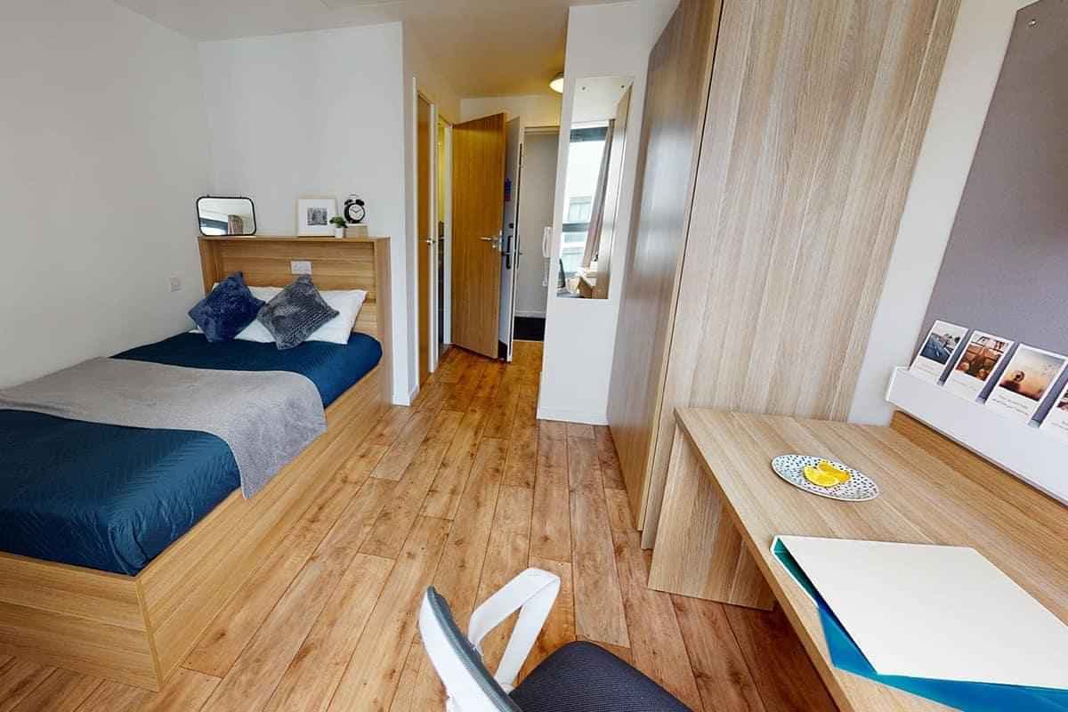 GoBritanya Sterling Court, London - 1