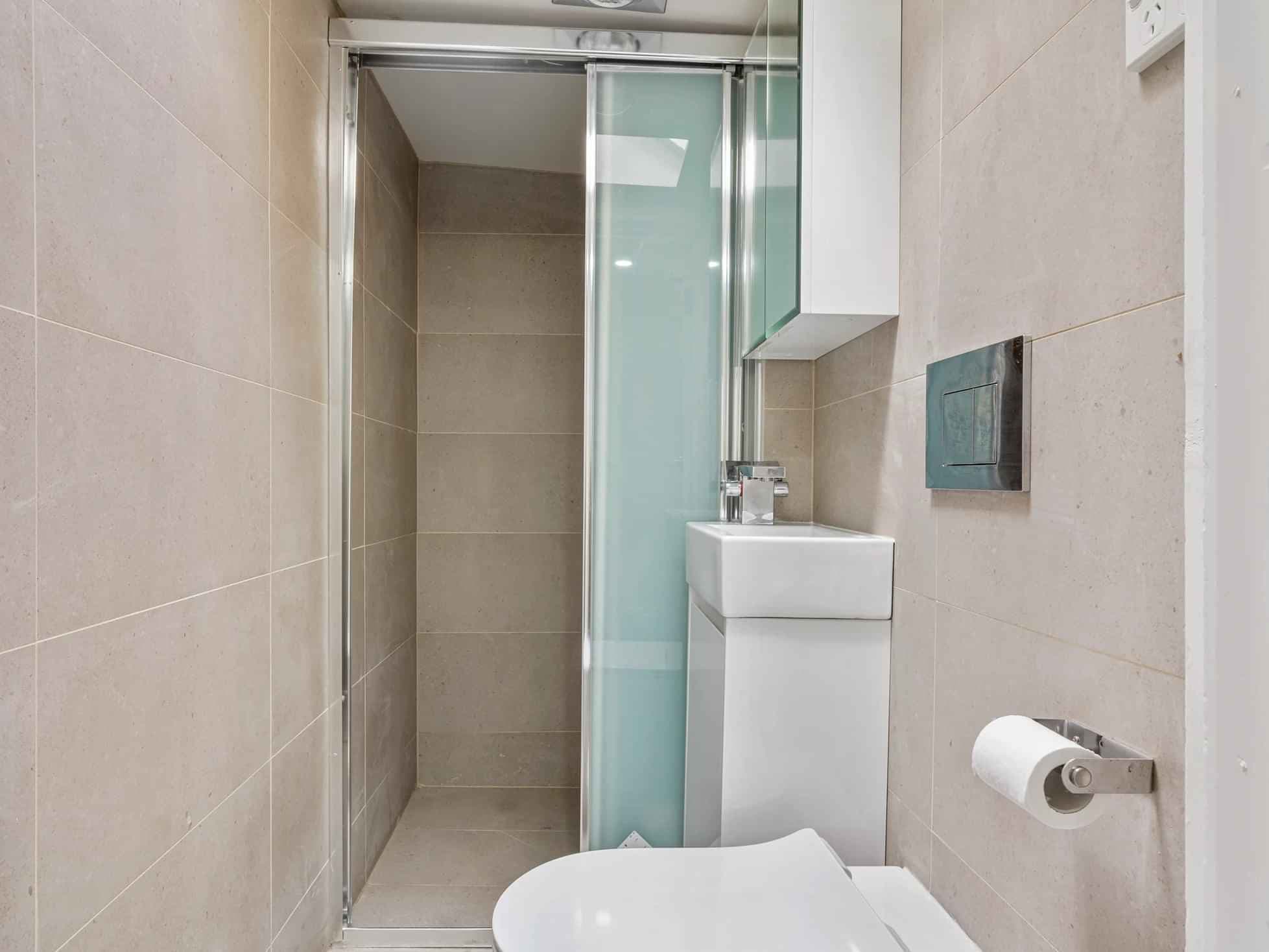 Room 7 (Twin Ensuite) - Image 7