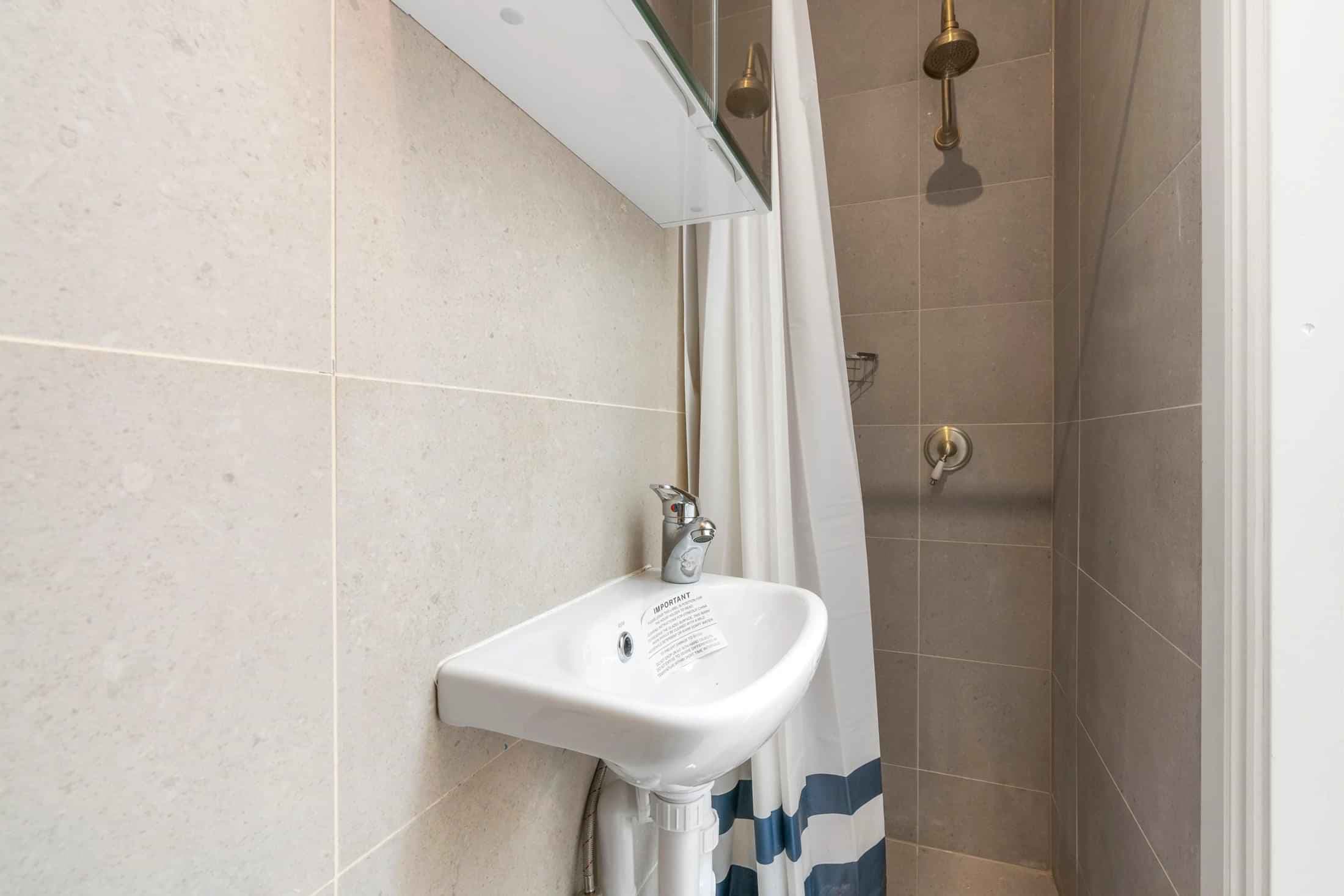 Room 7 (Twin Ensuite) - Image 6