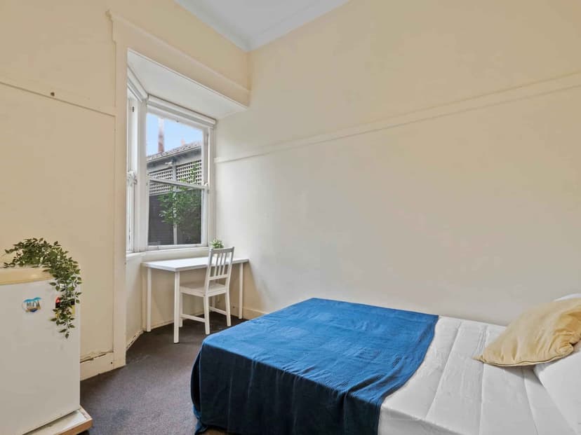 Room 6 (Ensuite) - Image 5