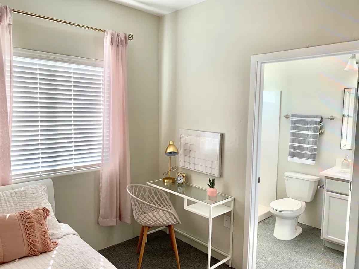 Private Room Shared Bath (4 Bed 2 Bath) - Image 2