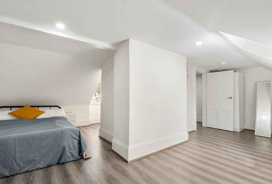 Room 7  (Private bath)  - Image 12