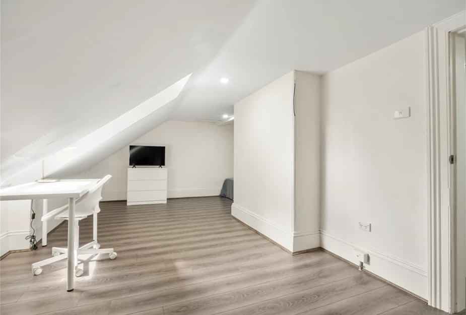 Room 7  (Private bath)  - Image 11