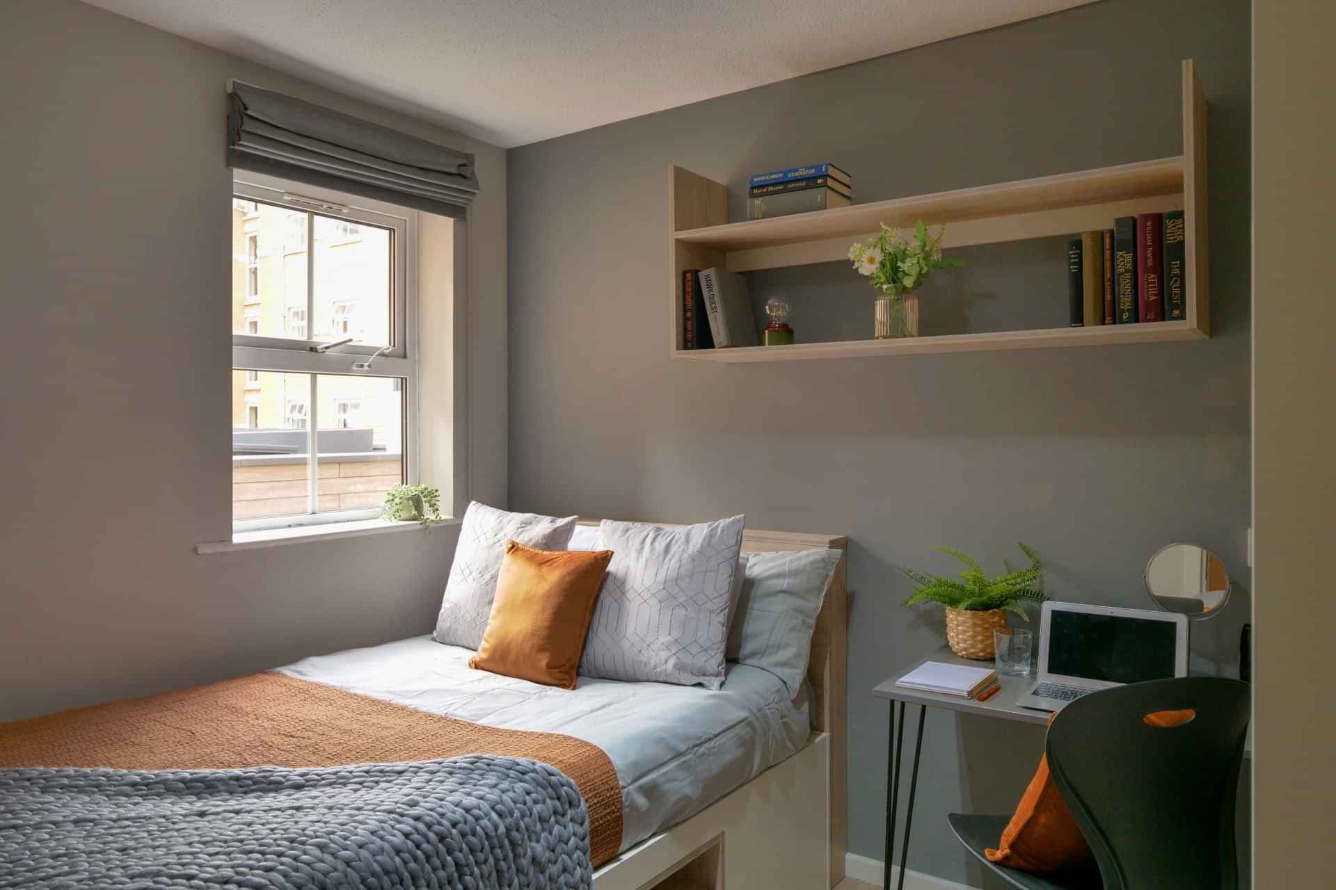 Classic 2 Bed Apartment   - Image 1