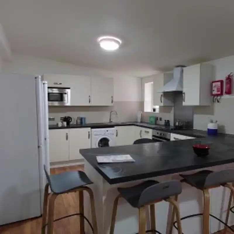 Standard 6 Bedroom Apartment  - Image 2