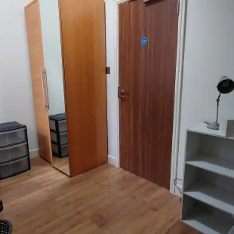 Standard 6 Bedroom Apartment  - Image 9