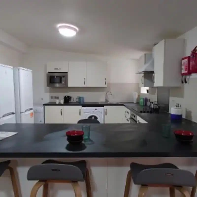 Standard 6 Bedroom Apartment  - Image 3