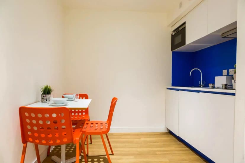 2 Bedroom Apartment Shared Mid Level City View - Image 6