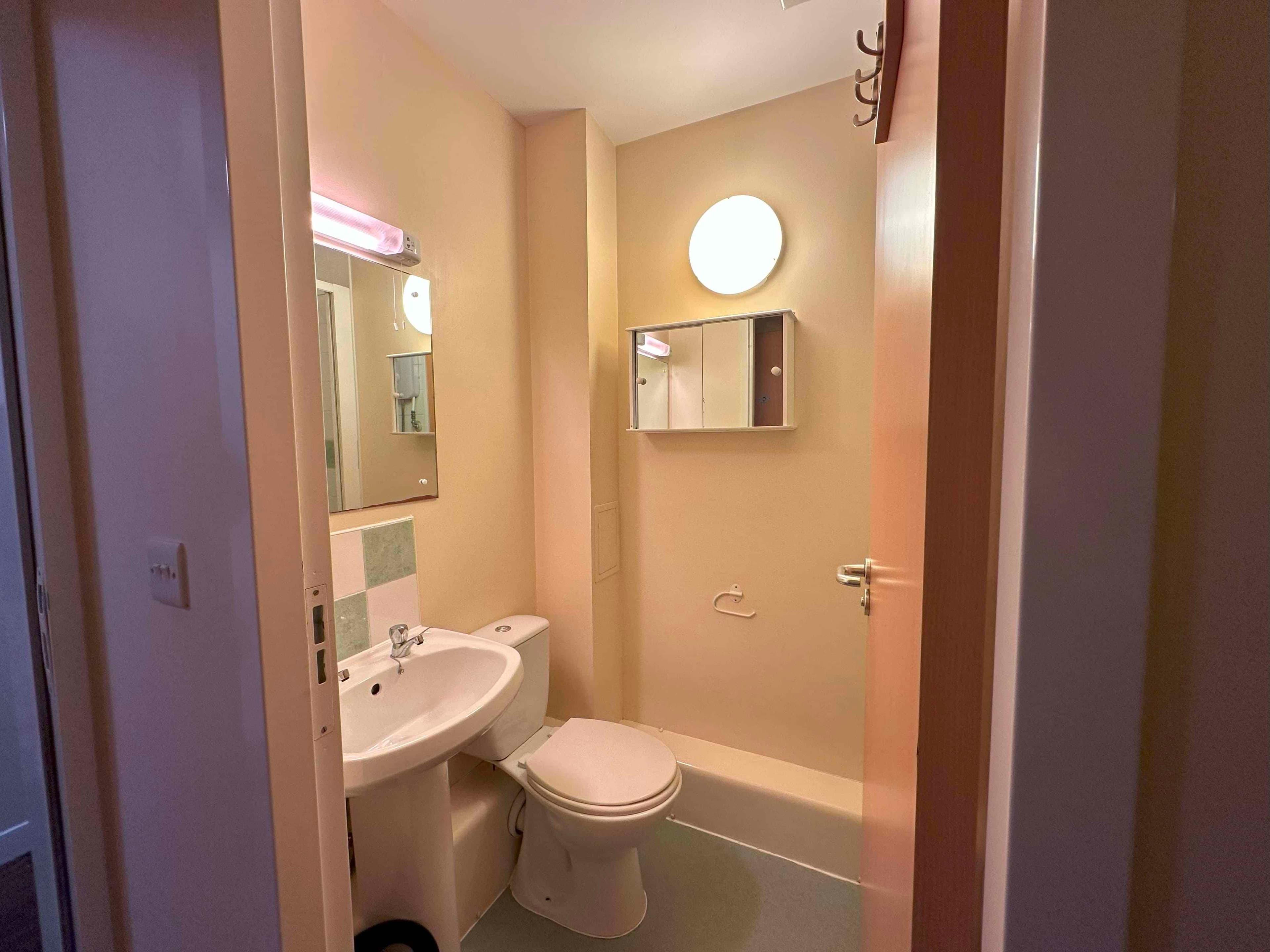 Standard En-Suite - Image 13