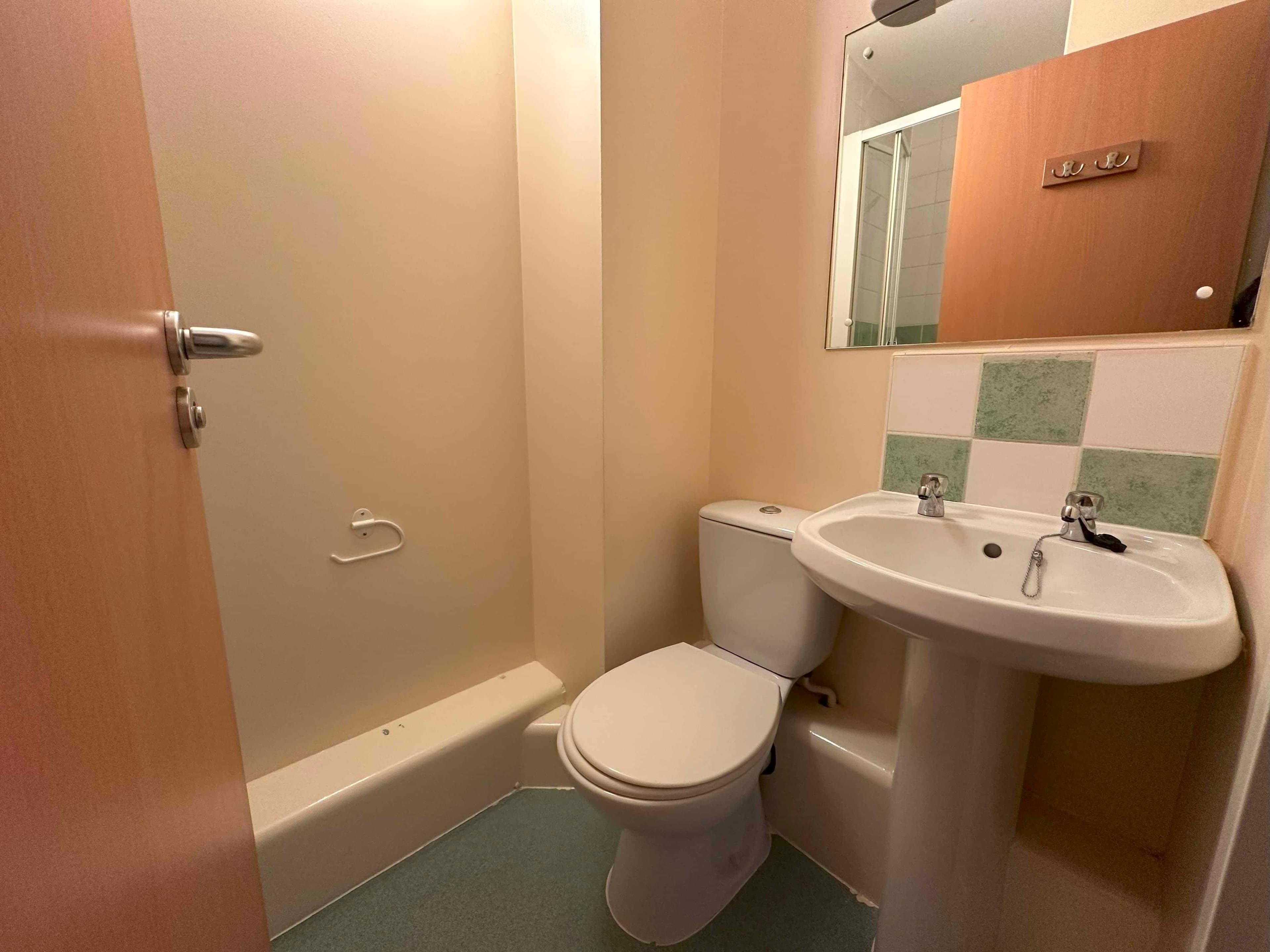 Single En-Suite - Image 12