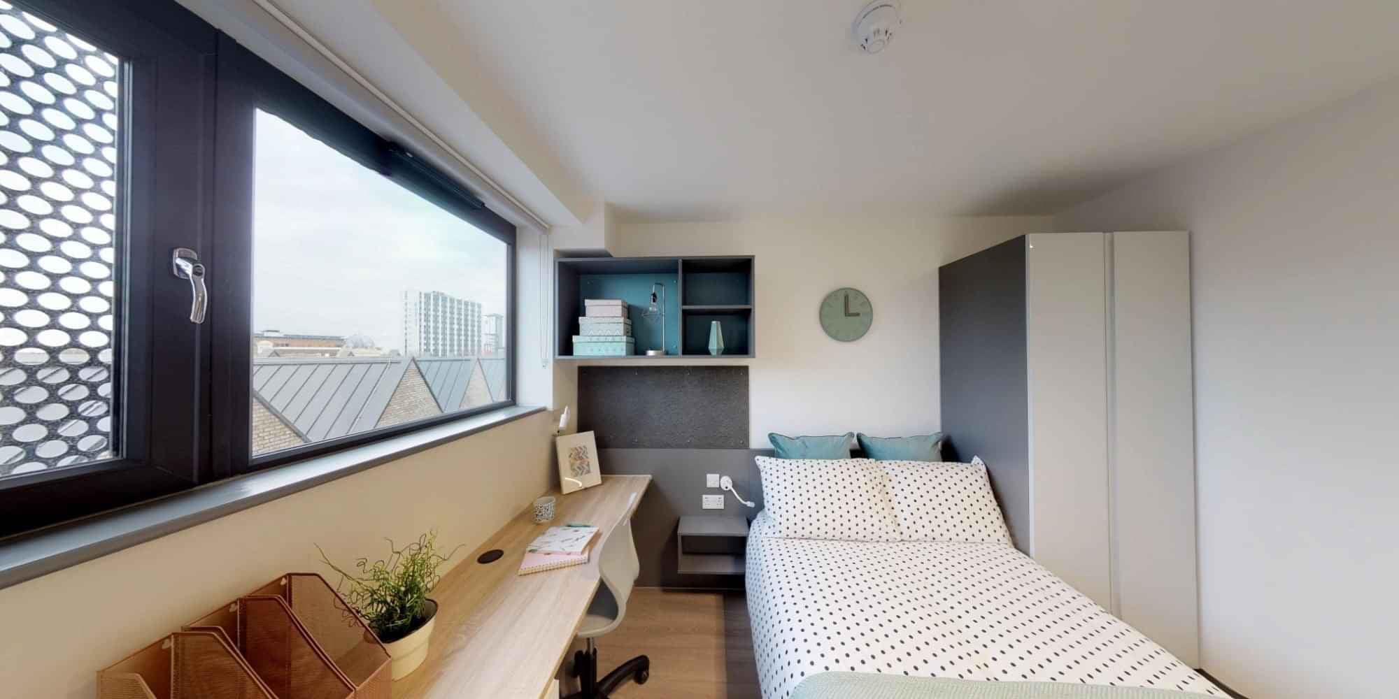 Silver Ensuite Upper - Image 1