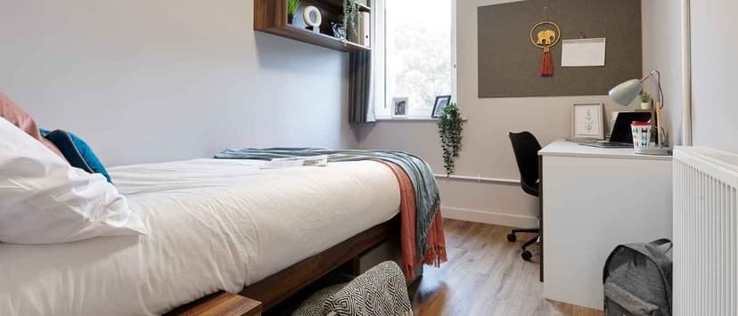 Gold Ensuite - Image 1