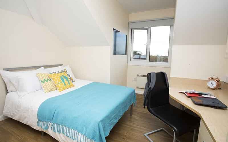 Single Ensuite Bedroom - Image 1