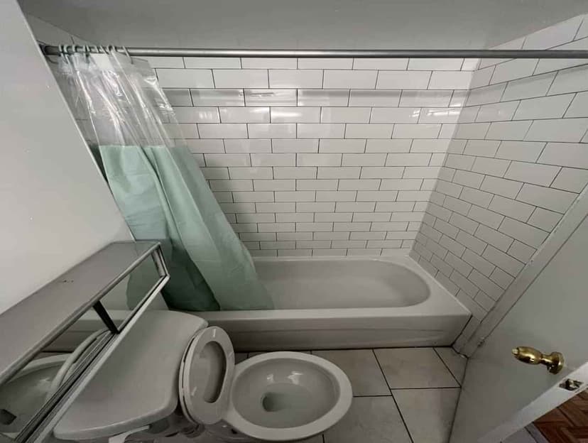 Deluxe Room  (4 Bed 1 Bath) - Image 7