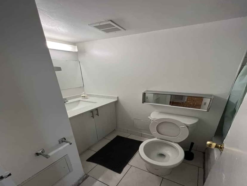 Deluxe Room  (4 Bed 1 Bath) - Image 8