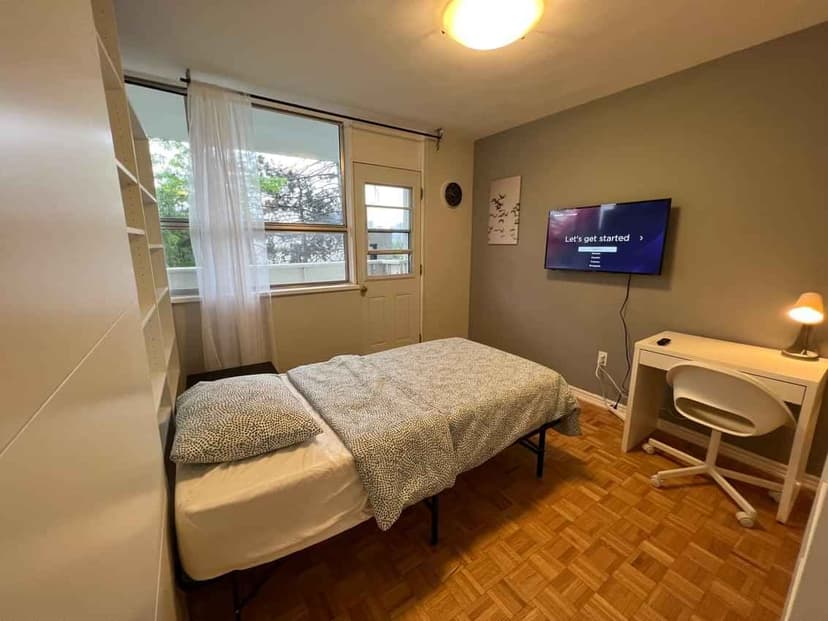 Flex Room With Balcony  (4 Bed 1 Bath) - Image 1