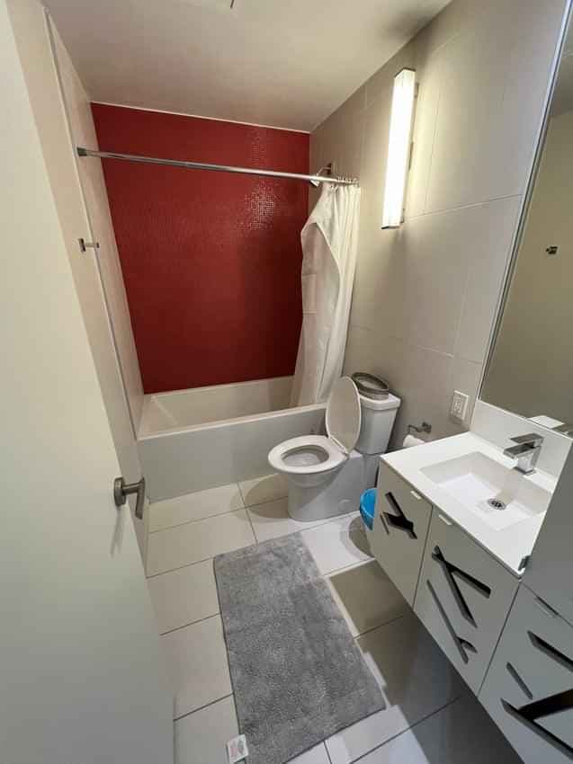 Deluxe Room (3 Bed 1 Bath) - Image 4