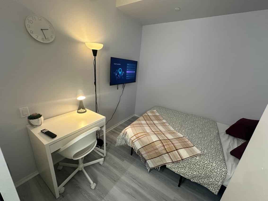 Deluxe Room Without Window (3 Bed 1 Bath) - Image 2