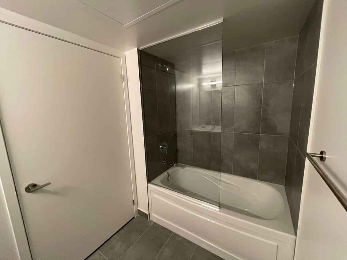 Deluxe Room  (3 Bed 1 Bath) - Image 3