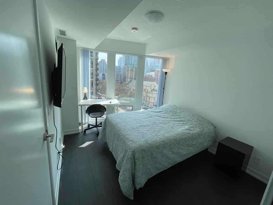 Deluxe Room  (3 Bed 1 Bath) - Image 4