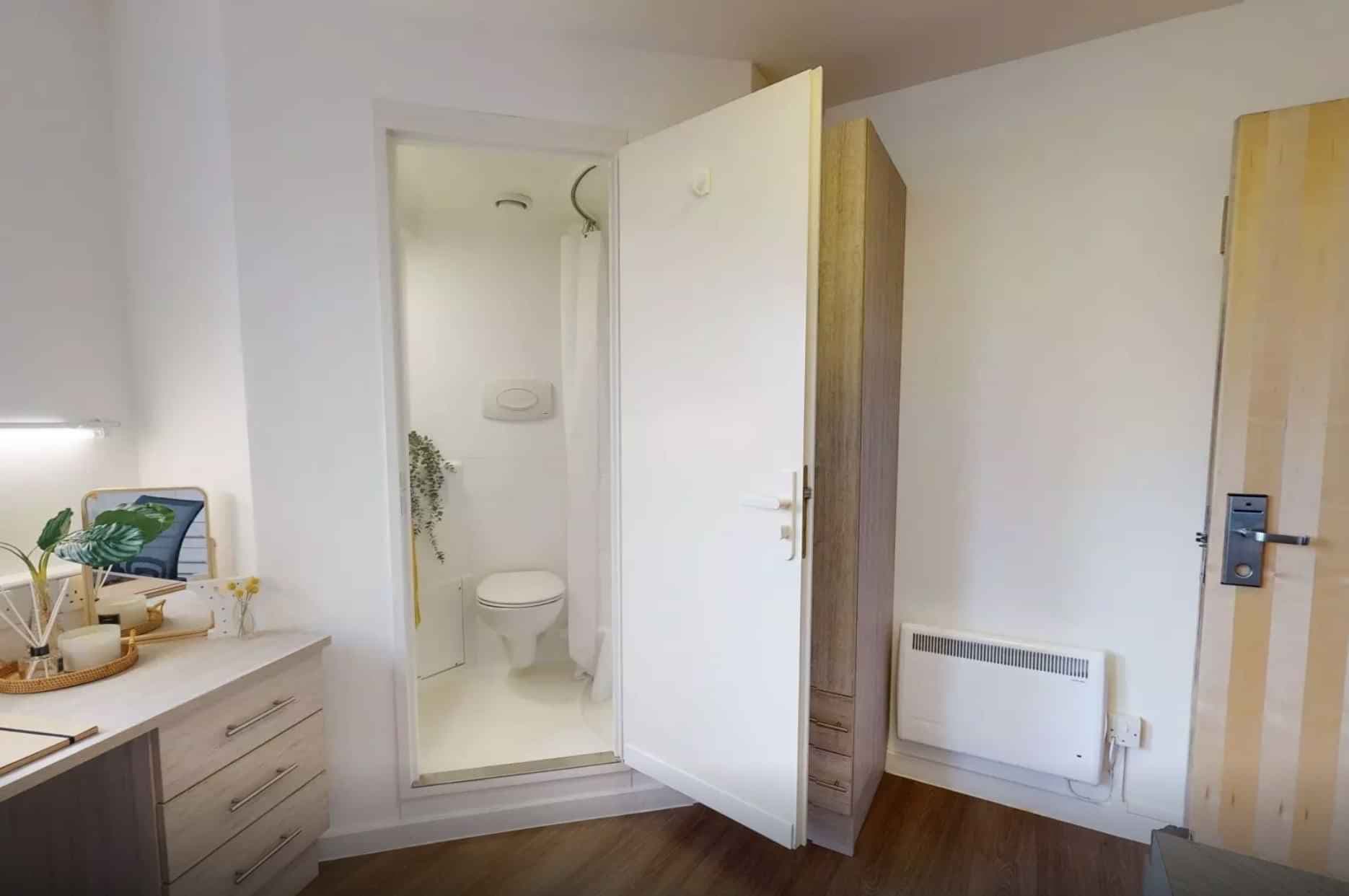 Gold En Suite - Image 3