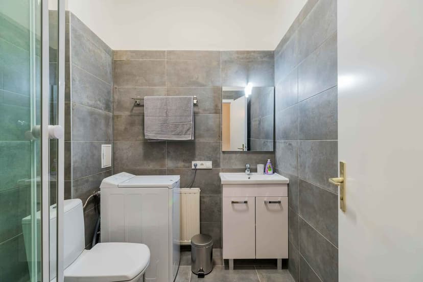 Room 1 - Image 8