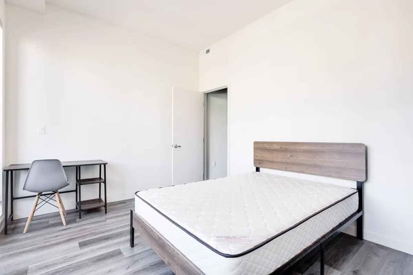 Private Room Shared Bath (3 Bed 2 Bath) - Image 1