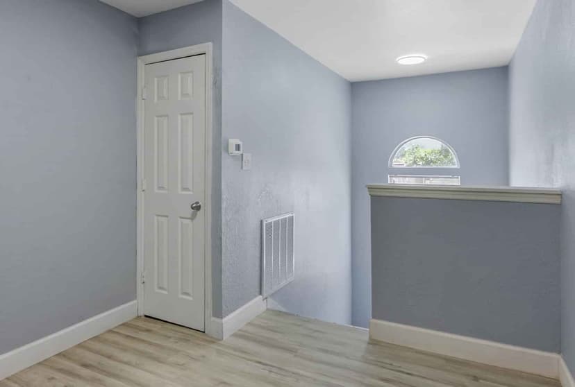 4 Bed 4 Bath - Image 28