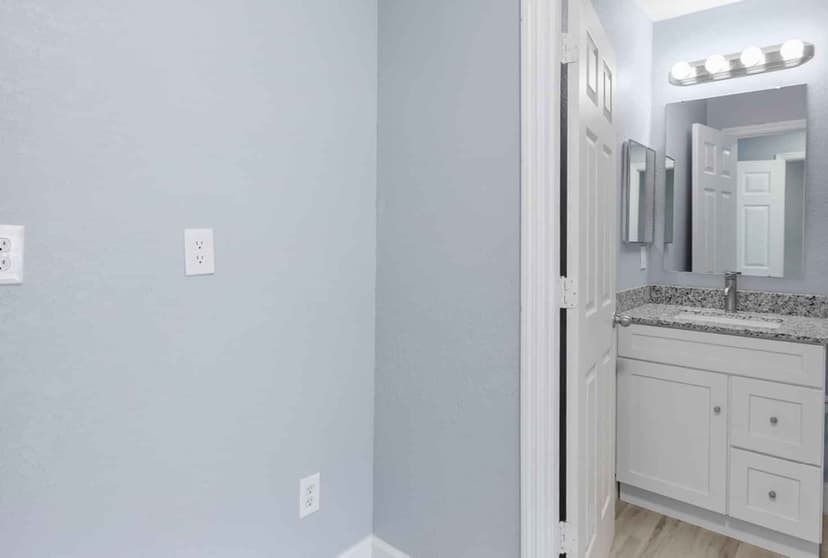 4 Bed 4 Bath - Image 14