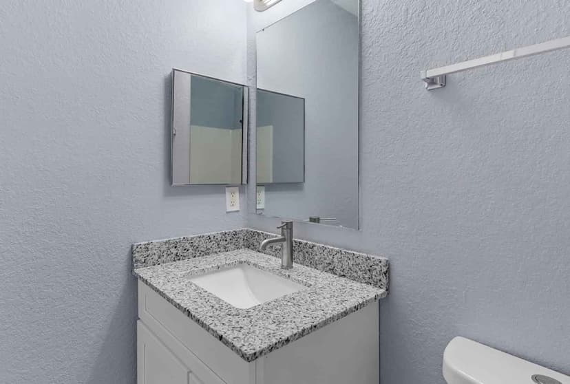 4 Bed 4 Bath - Image 22