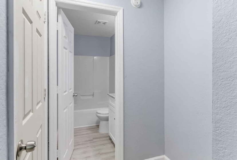 4 Bed 4 Bath - Image 26