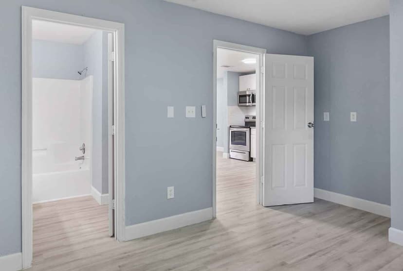4 Bed 4 Bath - Image 7