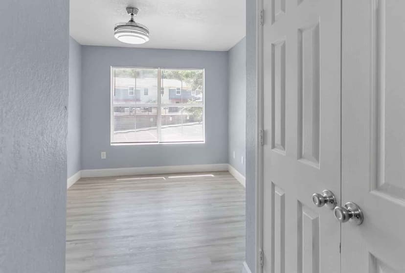 4 Bed 4 Bath - Image 23