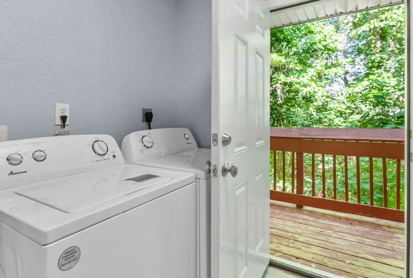 4 Bed 4 Bath - Image 40