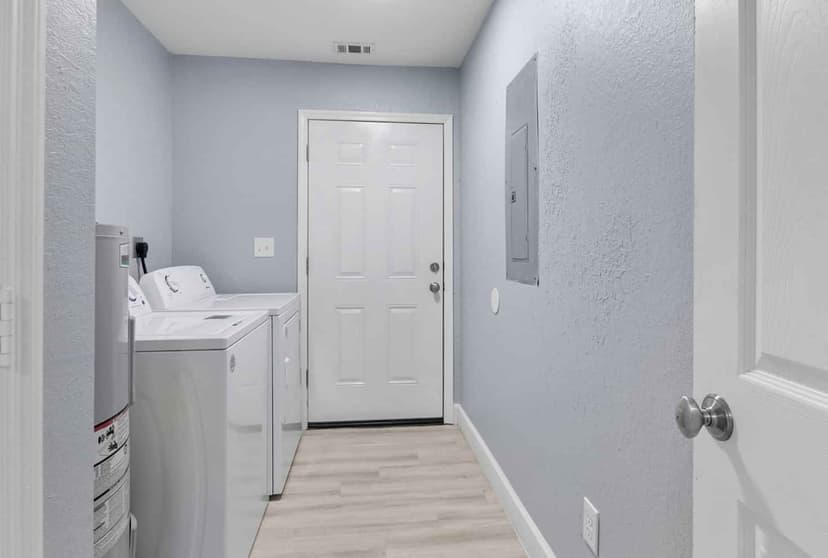 4 Bed 4 Bath - Image 33