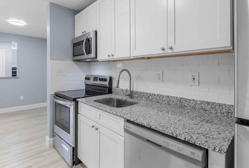 4 Bed 4 Bath - Image 20