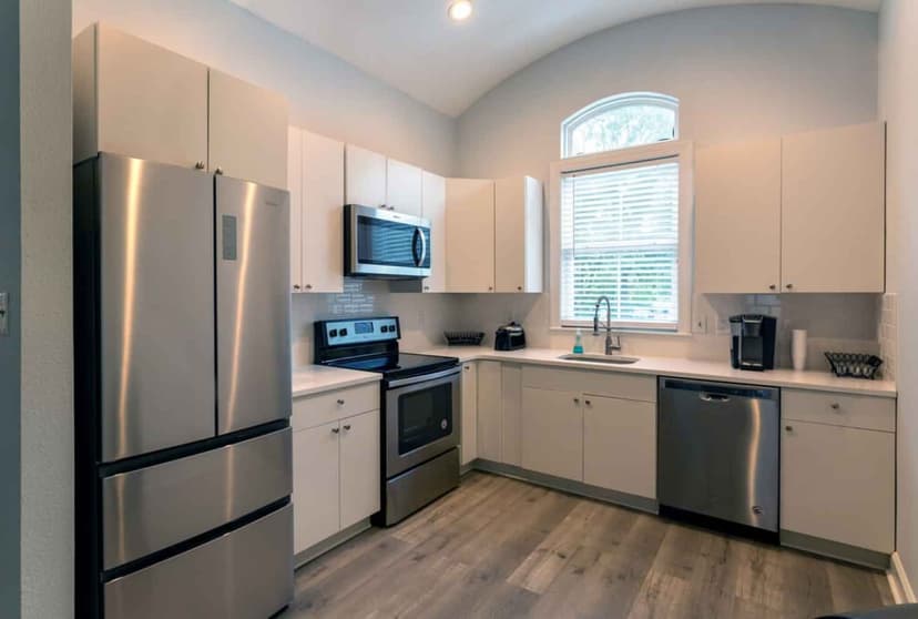 4 Bed 4 Bath - Image 48