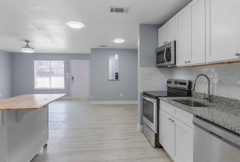 4 Bed 4 Bath - Image 15