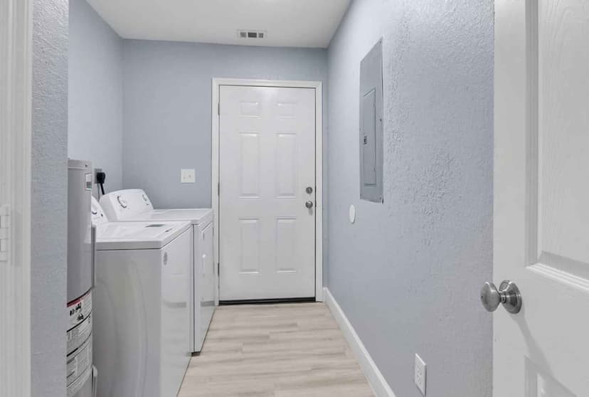 4 Bed 4 Bath - Image 3