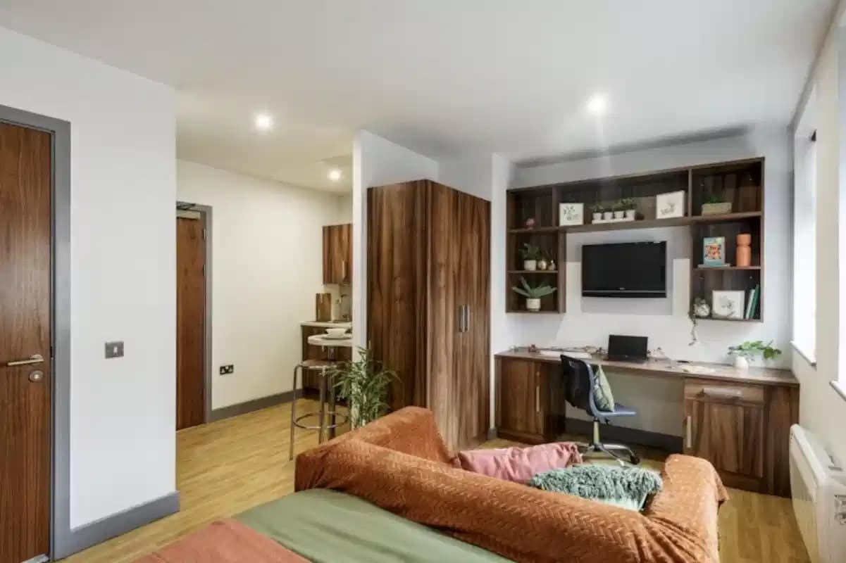 Large Studio - Image 3