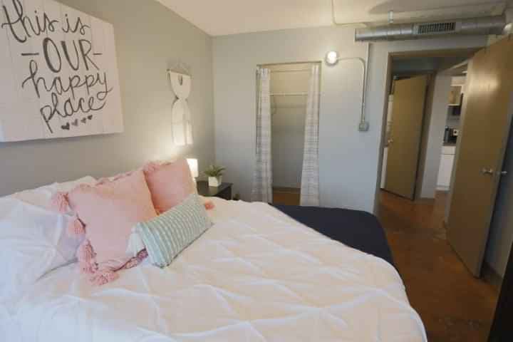 1 Bedroom Lakeside - Image 2